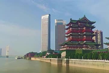 江西南昌赣江江畔滕王阁两岸风光城市高楼视频的预览图